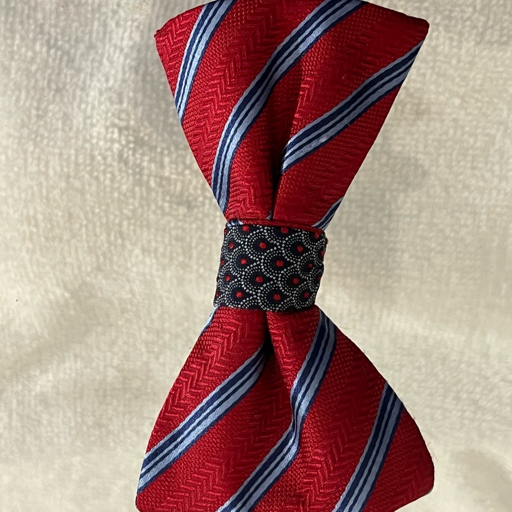 New condition mens Saddlebred striped bow tie. Pre-tied adjustable length.